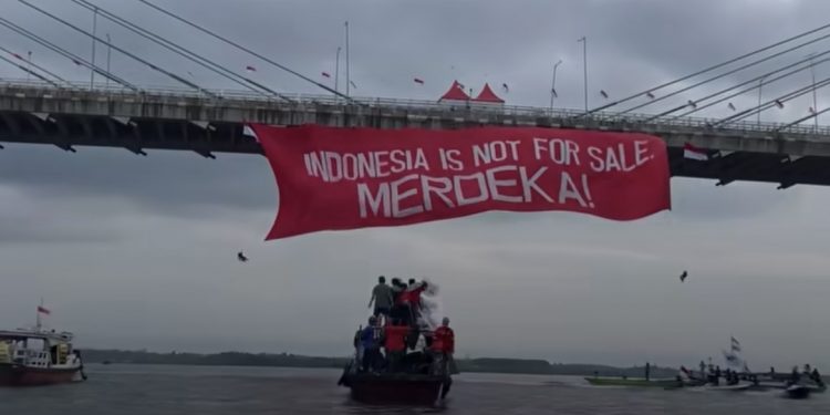 Spanduk “INDONESIA IS NOT FOR SALE, MERDEKA!” Terbentang di Jembatan Pulau Balang: Aksi Masyarakat untuk Lingkungan dan Demokrasi