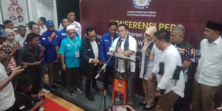 Dengan Visi Dan Misi Cerdas, Aman Dan Sejahtera, Wesly Silalahi Dan Herlina Mendaftar Di KPU Kota Pematangsiantar