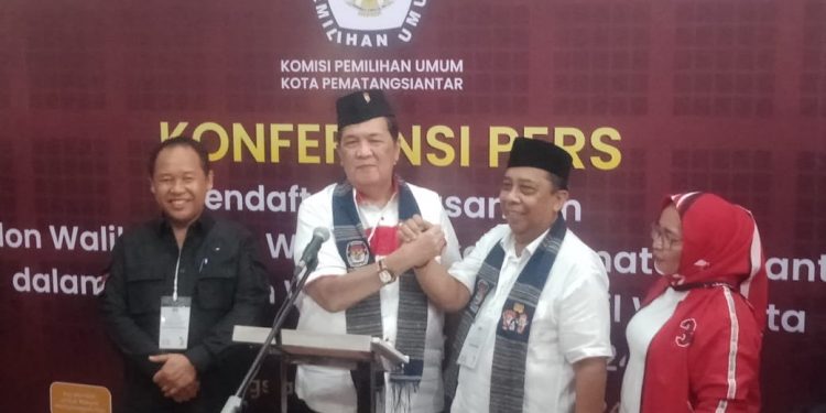 Ratusan Kader PDI Perjuangan Antarkan St. Yan Santoso Purba SH, MM Dan H. Irwan Mendaftar Sebagai Pasangan Calon Walikota dan Wakil Walikota Siantar Periode 2024/2029