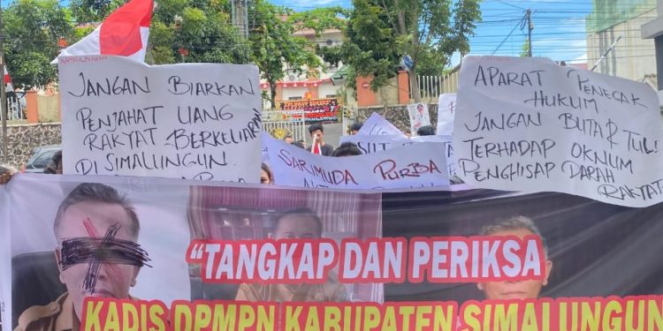 Unjuk Rasa Di Kejari Simalungun, Aliansi Pemuda Sumatera Utara (APARA) Desak Kajari Menangani Dugaan Kasus Korupsi Di Dinas DPMN