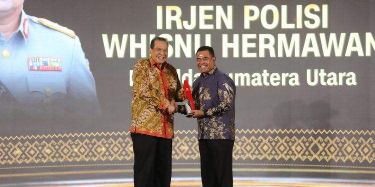 Kapolda Sumut Terima Penghargaan CNN Indonesia Awards 2024 ‘Best Leadership in Law & Crime Prevention