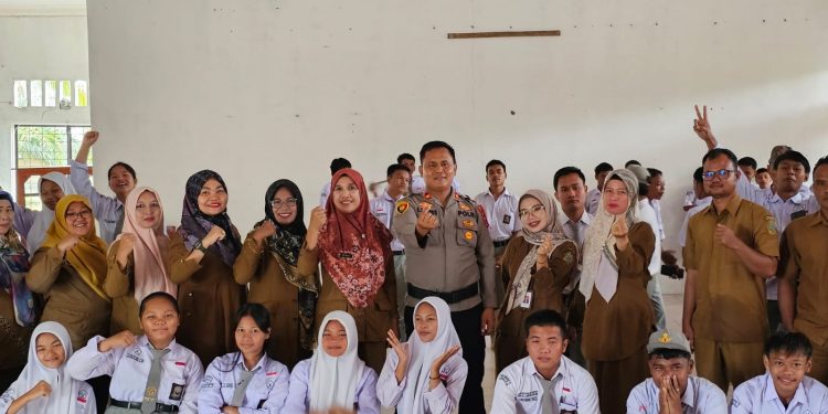 Polsek Barumun Tengah Gelar Program Police Goes to School di SMKN 1 Huristak