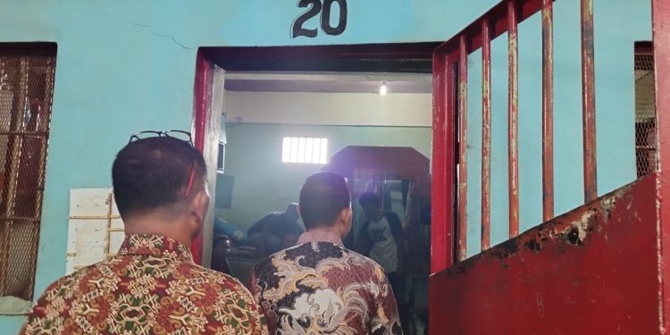 KEPALA KPLP BERSAMA TIM PENGAMANAN LAPAS NARKOTIKA KELAS IIA PEMATANGSIANTAR CEK BANGUNAN KAMAR WBP