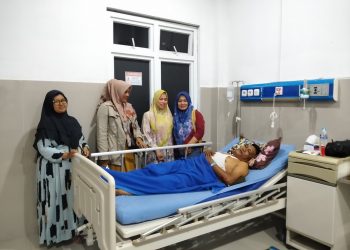 Cawabup Drs. H. Naga Parlaungan Lubis Jenguk dan beri Bantuan Kepada Wartawan