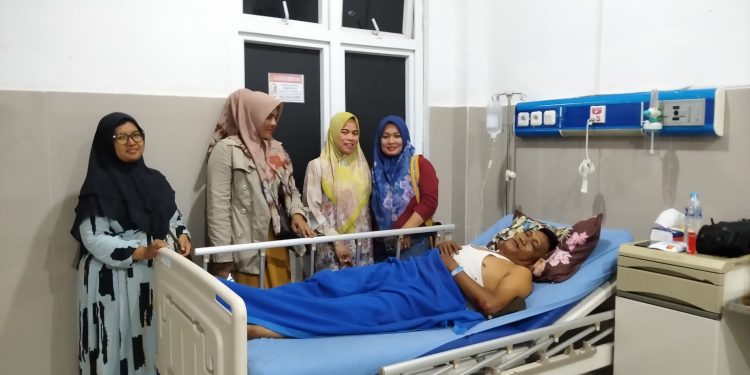 Cawabup Drs. H. Naga Parlaungan Lubis Jenguk dan beri Bantuan Kepada Wartawan