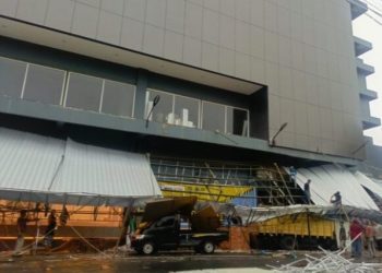 Kanopi Suzuya Merdeka Mall Roboh Di Terpa Hujan Deras Dan Angin Kencang