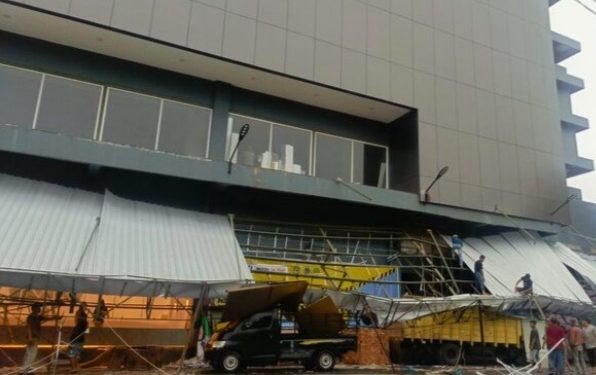 Kanopi Suzuya Merdeka Mall Roboh Di Terpa Hujan Deras Dan Angin Kencang