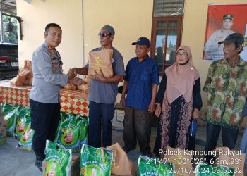 Kapolres Labusel AKBP Arfin Fachreza Serahkan Bansos Pada Masyarakat Kampung Rakyat