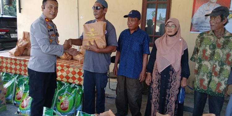 Kapolres Labusel AKBP Arfin Fachreza Serahkan Bansos Pada Masyarakat Kampung Rakyat