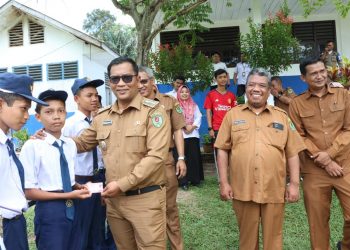 Plt Bupati Tapsel Bagikan KIA Ke Siswa-Siswi SD dan SMP Angkola Timur