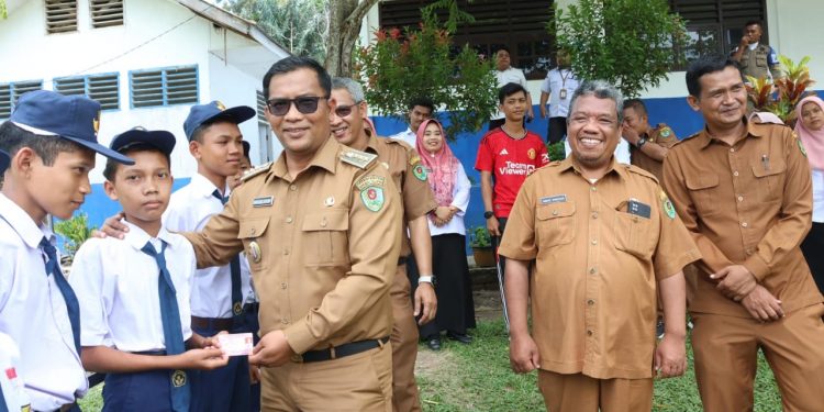 Plt Bupati Tapsel Bagikan KIA Ke Siswa-Siswi SD dan SMP Angkola Timur