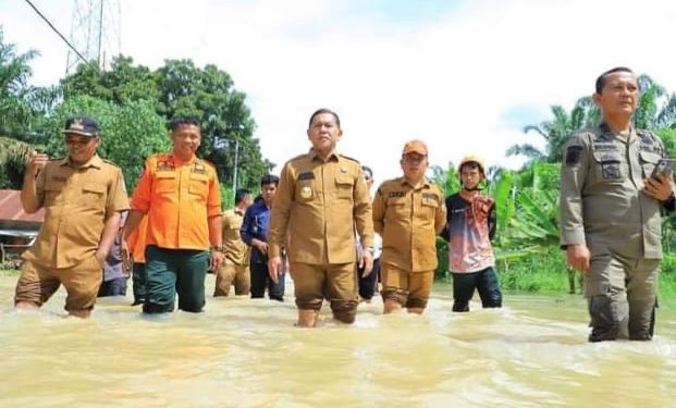 Pjs Bupati Labura Tinjau Langsung Lokasi Banjir dan Beri Bantuan