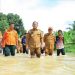 Pjs Bupati Labura Tinjau Langsung Lokasi Banjir dan Beri Bantuan