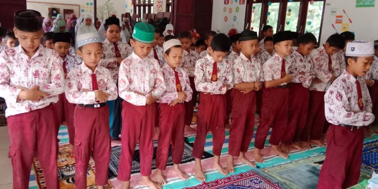 Siswa-Siswi SD Negeri 101230 Sababangunan Padang Bolak Laksanakan Praktek Shalat Yang Benar