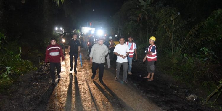 Bupati Tapsel Tinjau Pengaspalan Jalan di Angkola Selatan, Warga Sambut Antusias