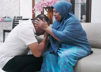 Jelang Hari Pencoblosan, Edy Rahmayadi Sungkem ke Ibu dan Ayah Mertua untuk Minta Restu