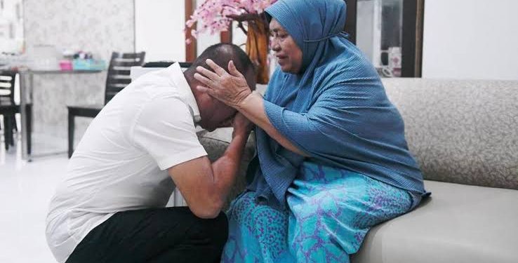 Jelang Hari Pencoblosan, Edy Rahmayadi Sungkem ke Ibu dan Ayah Mertua untuk Minta Restu