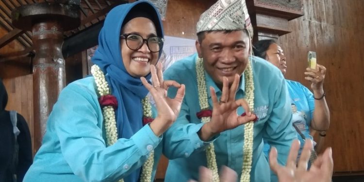 Simpatisan Membludak, Susanti – Ronald Menyapa Warga Di Cafe And Resto Khayangan Dan Wisma Musyawarah