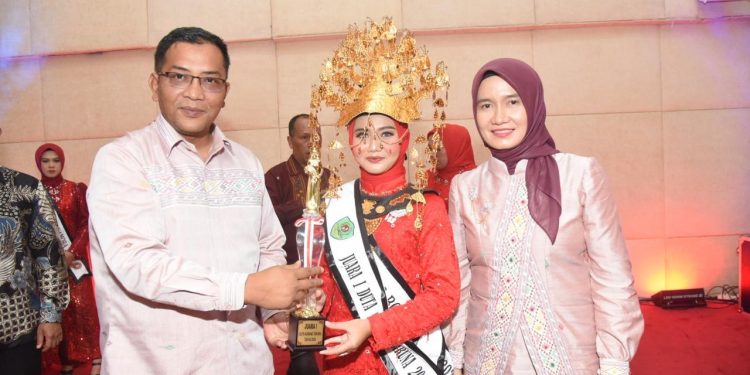 Plt. Bupati dan Ketua TP. PKK Kabupaten Berpesan Ke Boru Namora Untuk Banggakan Tapsel