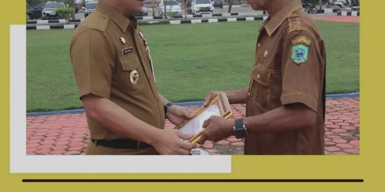 Pj. Bupati Paluta Serahkan Bantuan Tali Asuh Kepada ASN Purna Tugas