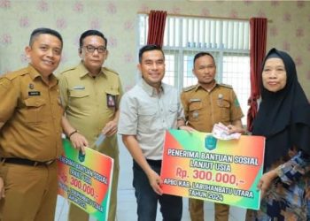 Wakil Bupati Labura Serahkan Bantuan Sosial Sebanyak 128 Orang untuk Lansia
