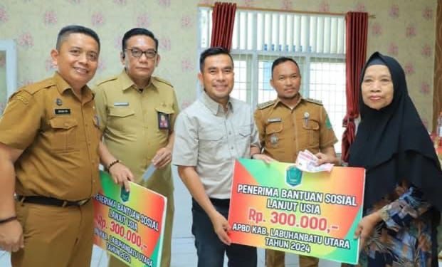 Wakil Bupati Labura Serahkan Bantuan Sosial Sebanyak 128 Orang untuk Lansia