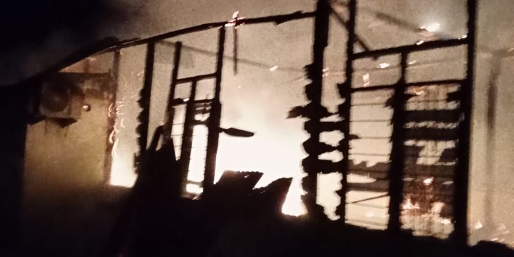 Dua Rumah Warga Losari Kampung Rakyat Ludes Di lalap Sijago Merah