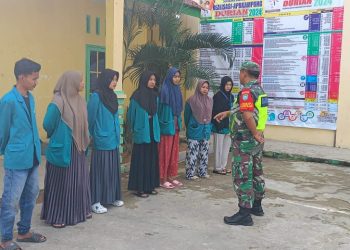 Babinsa Koramil 08/ Rantau Bersama Mahasiswa Universitas Al – Muslim Melaksanakan Pembersihan Kantor Desa.