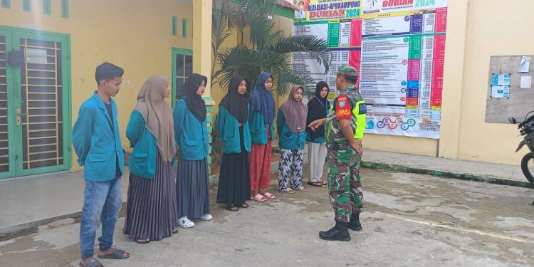 Babinsa Koramil 08/ Rantau Bersama Mahasiswa Universitas Al – Muslim Melaksanakan Pembersihan Kantor Desa.