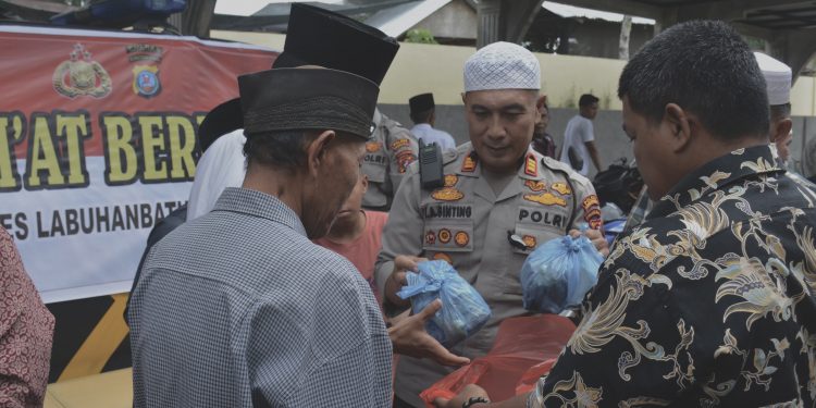 Polres Labusel Gelar Giat Jumat Berkah di Masjid Jami’ Nurul Iman