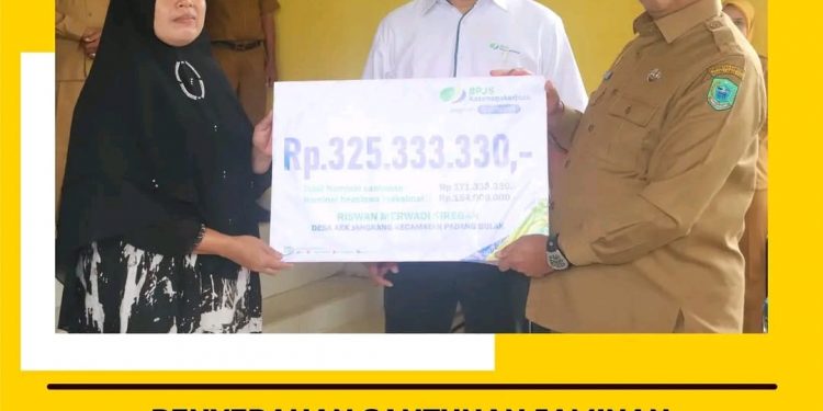 Pj.Sekdakab Paluta Didampingi Kacab BPJS Ketaenagakerjaan Salurkan Dana Santunan