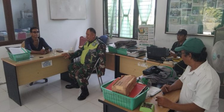 Babinsa Koramil 09/Banda Mulia Bersama Perangkat Desa Melaksanakan Puldata Teritorial Di Kantor Desa Suka Damai