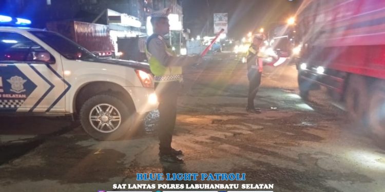 Satlantas Polres Labusel Intensifkan Patroli Blue Light untuk Cegah Kejahatan Jalanan