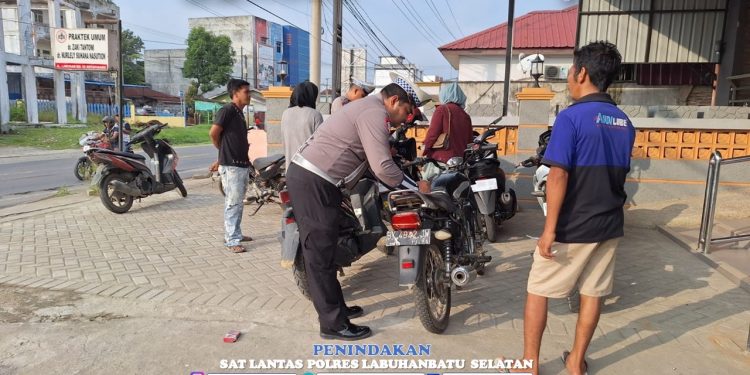 Satlantas Polres Labusel Intensifkan Penindakan Pelanggaran Lalu Lintas Pada Operasi Keselamatan Toba 2025