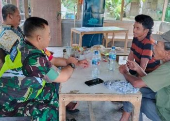 Babinsa Koramil 06/Manyak Payed Melaksanakan Komsos Dengan Warga tentang Keamanan, Kebersihana Lingkungan