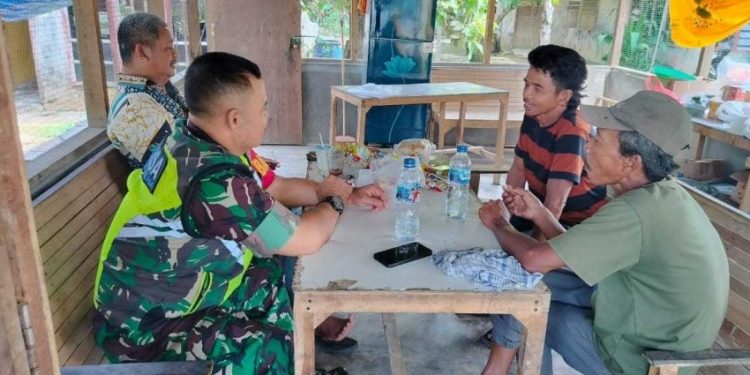 Babinsa Koramil 06/Manyak Payed Melaksanakan Komsos Dengan Warga tentang Keamanan, Kebersihana Lingkungan