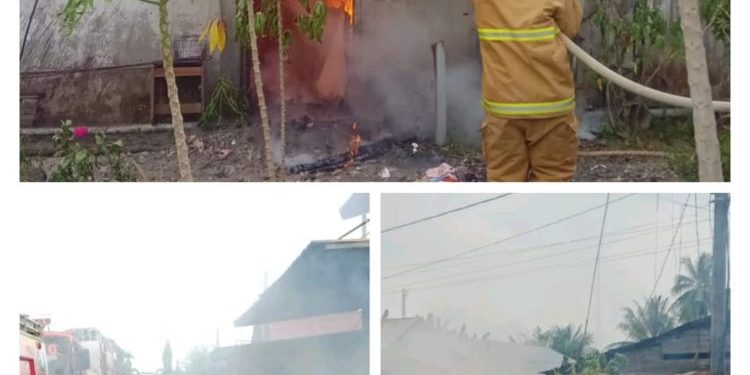 Mobil Damkar Aceh Tamiang Berhasil Padamkan Kobaran Api Yang Menganguskan 3 Rumah Milik Warga