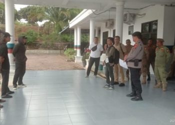 Pemkab Labusel Didemo Dua Kelompok,Tuntutan Berbeda