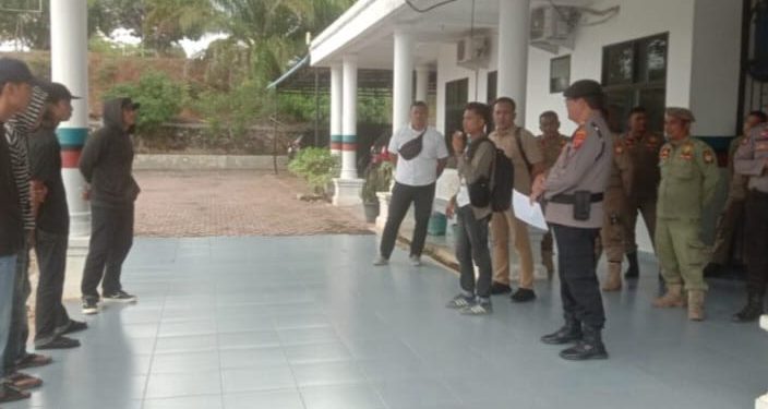 Pemkab Labusel Didemo Dua Kelompok,Tuntutan Berbeda