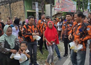 Puluhan Anggota PP Medan Tuntungan Berbagi Takjil Di Di Kelurahan Sidomulyo