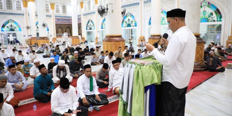 Peringati Malam Nuzulul Qur’an, Bupati Ayahwa Buka Puasa Bersama Masyarakat di Masjid Baiturrahim