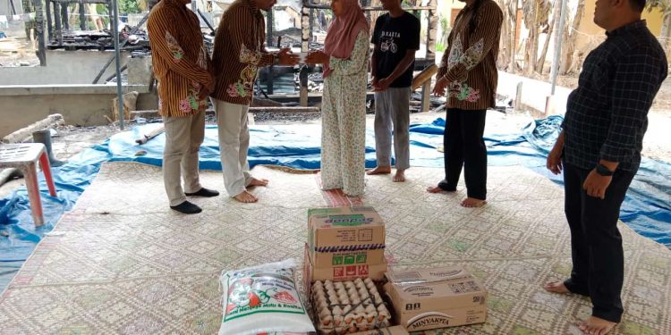 Pujakesuma Aceh Berikan Bantuan Korban Kebakaran Rumah Salah Seorang Warga