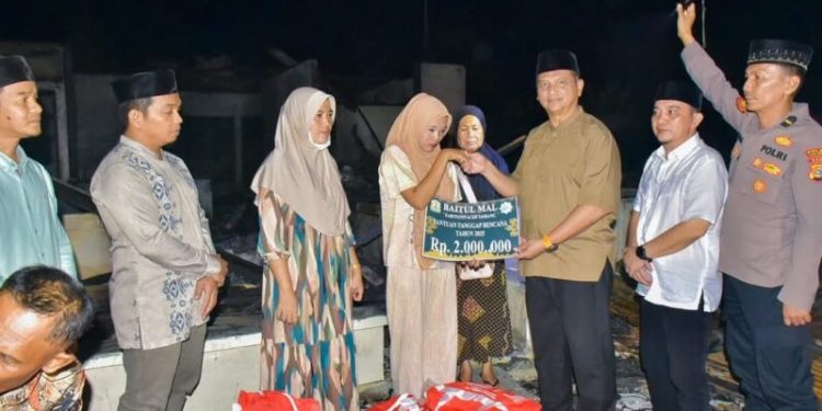 Bupati Aceh Tamiang Didampingi Anggota DPRK Mengunjungi Korban Musibah Kebakaran Untuk Memberi Bantuan