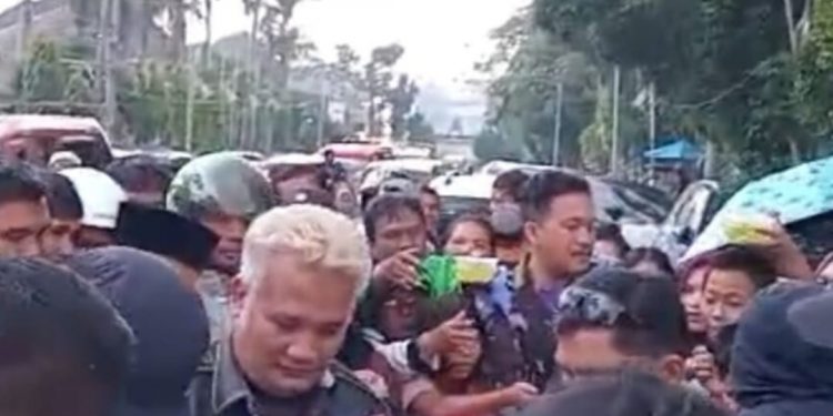 Ikatan Pemuda Karya Kota Pematangsiantar Manfaatkan Moment Bulan Ramadhan Dengan Berbagi Takjil Kepada Masyarakat