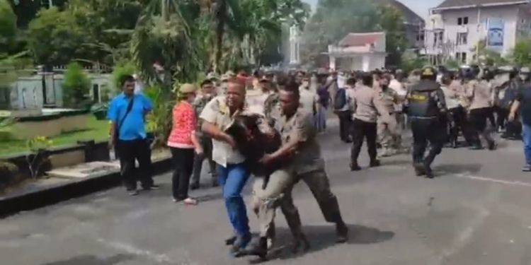 KECAMAN KERAS TERHADAP REPRESIVITAS APARAT DAN PEMBUNGKAMAN DEMOKRASI