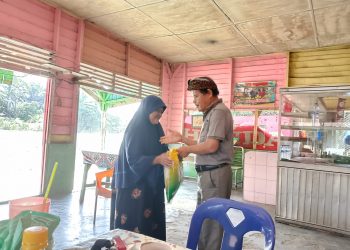 Ketua DPP LSM Tawon Bagikan Sembako Untuk Kaum Duafa