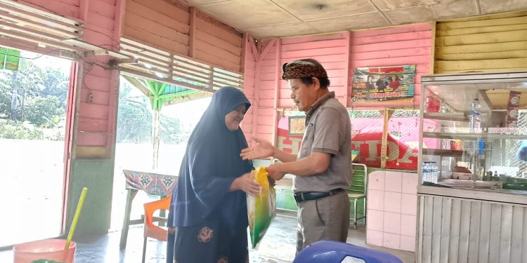 Ketua DPP LSM Tawon Bagikan Sembako Untuk Kaum Duafa