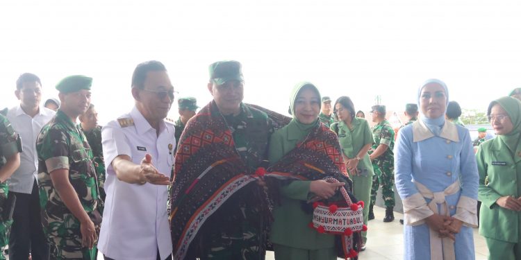 Bupati Tapsel Bersama Ketua TP PKK Sambut Kunjungan Kerja Pangdam I/BB