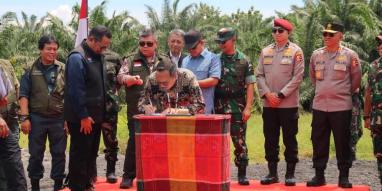 Bupati Paluta Hadiri Penandatanganan Penyerahan Fisik Lahan Hutan Register