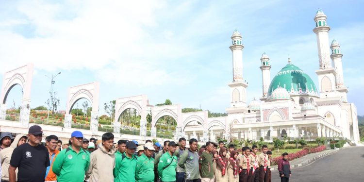 Bupati Tapsel Lepas Gerakan Gotong Royong Untuk Indonesia Raya di Halaman Masjid Agung Syahrun Nur